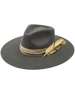 lainey-wilson-grey-feather-cowboy-hat
