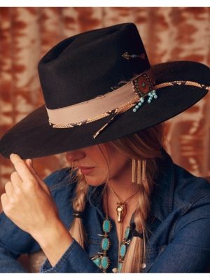 Lainey Wilson black hat